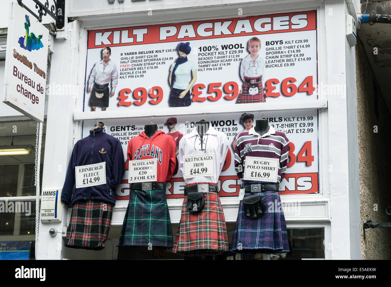 Kilt forfaits en vente à la boutique de cadeaux Wee sur le Royal Mile, Edinburgh Old Town Banque D'Images