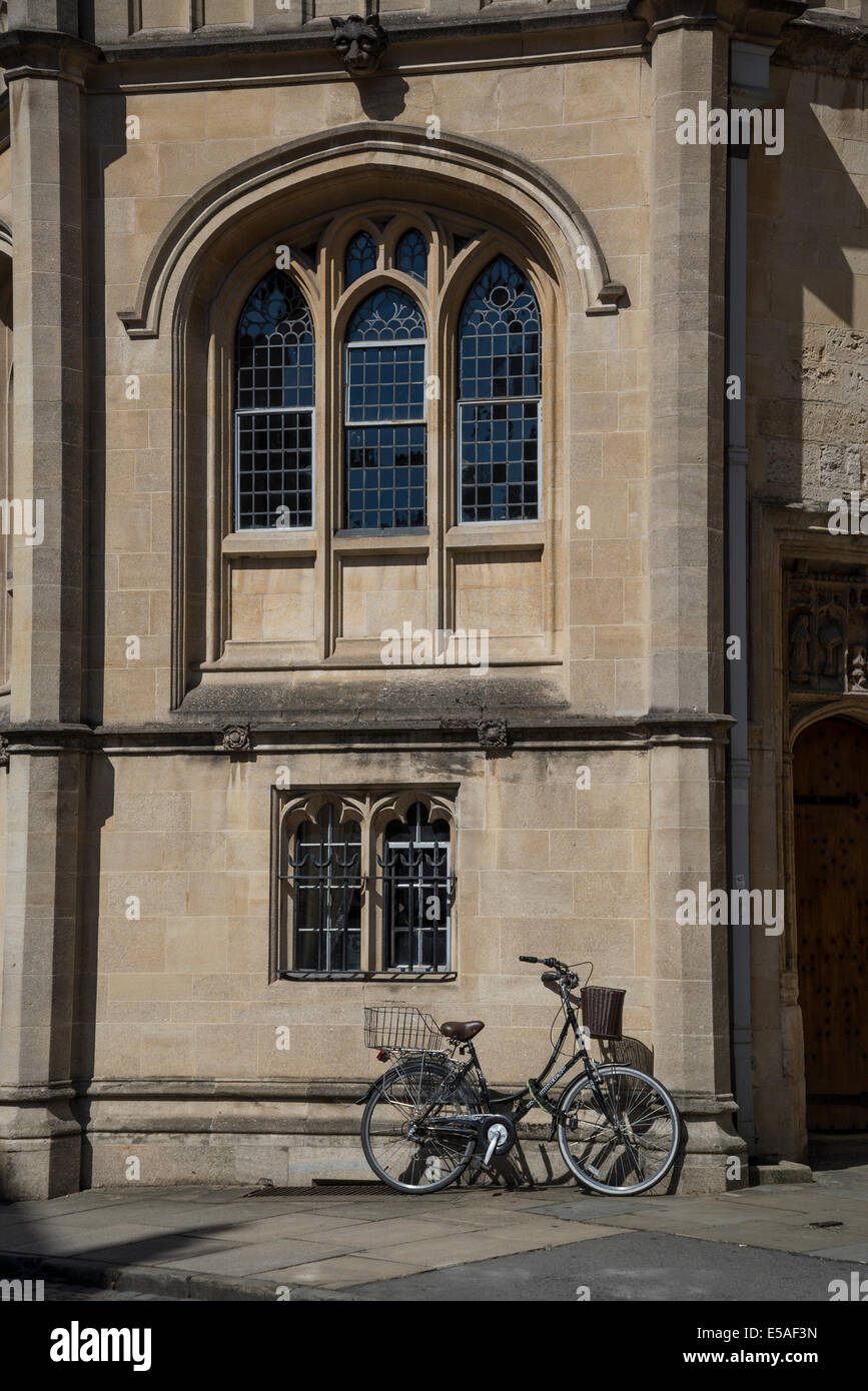 Bicycle leaning on Hertford College house dans Catte Street, Oxford, England, UK Banque D'Images