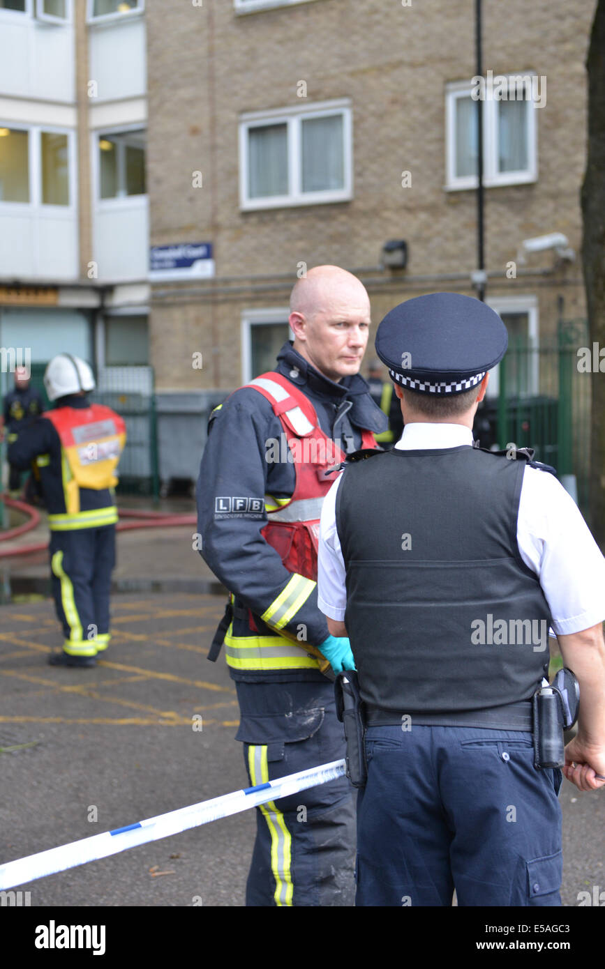 Campbell Road, Tottenham, London, UK. 25 juillet 2014. Six équipes de pompiers ont été appelés à l'étage neuf en bloc, un incendie s'était déclaré au sixième étage et une femme retraité a été sauvé à partir du septième étage Crédit : Matthieu Chattle/Alamy Live News Banque D'Images