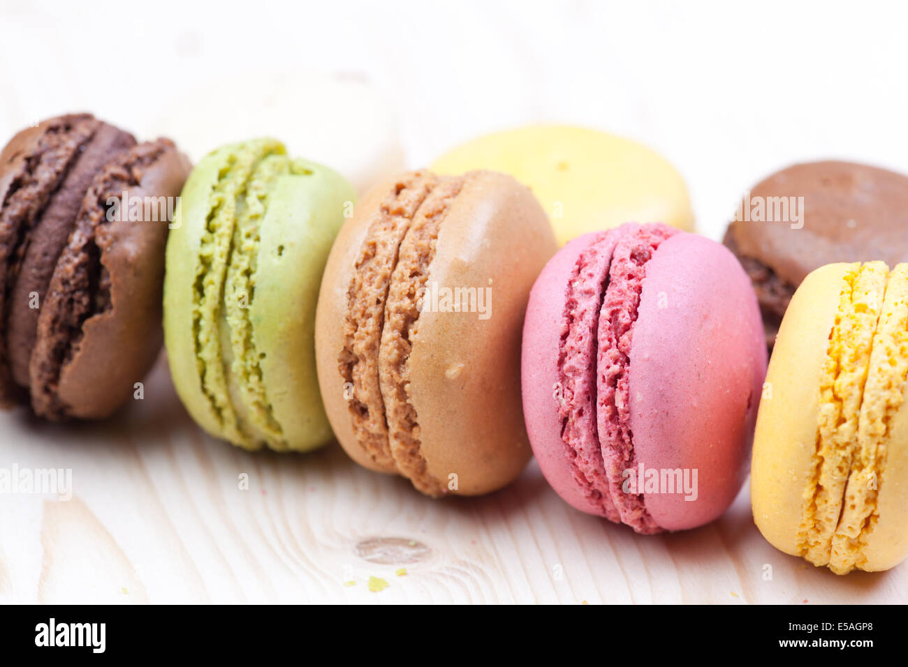 Macarons Français multicolore sur la table Banque D'Images