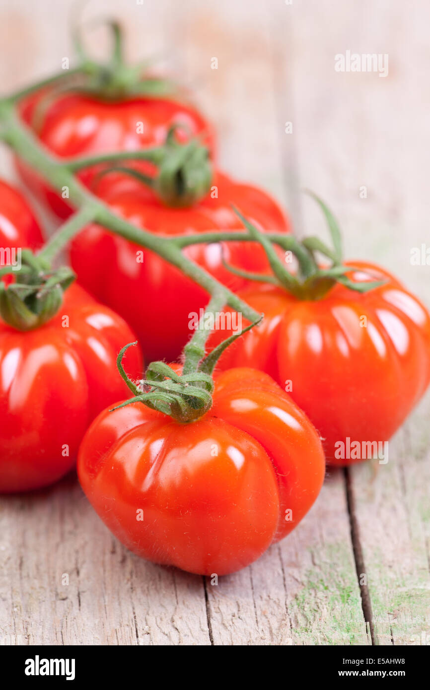 Les tomates de la vigne sur le bois brut Banque D'Images