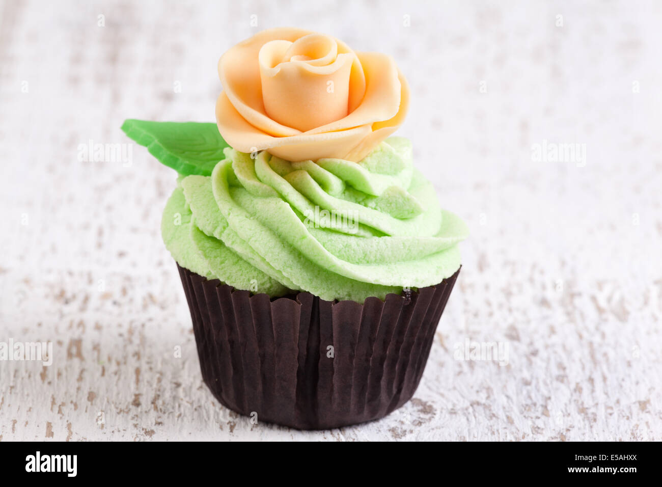 Cupcake décoré de fleurs et de crème au beurre à la menthe Banque D'Images
