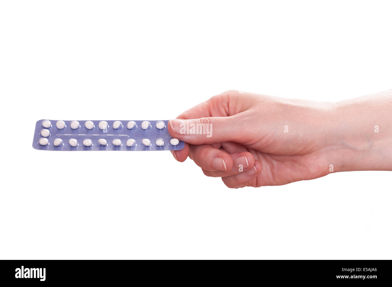 Main de femme isolé blanc avec plaquette de contraceptif oral Banque D'Images