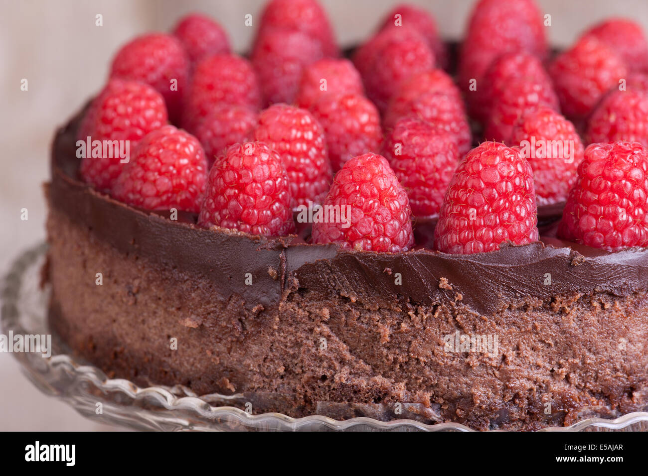 Joli gâteau au chocolat avec des framboises Banque D'Images