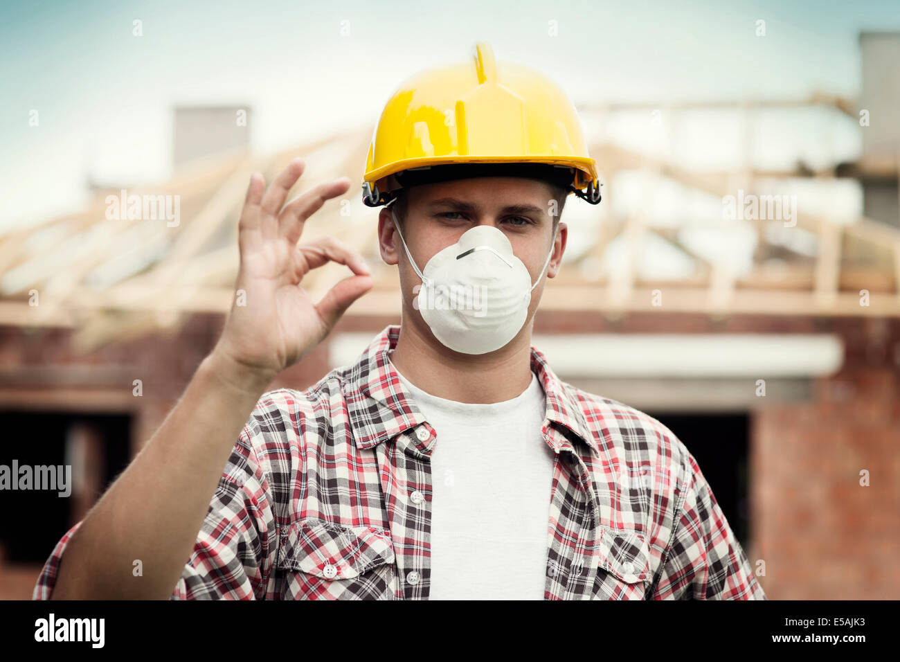 Travailleur manuel avec casque et masque de protection, Debica, Pologne. Banque D'Images