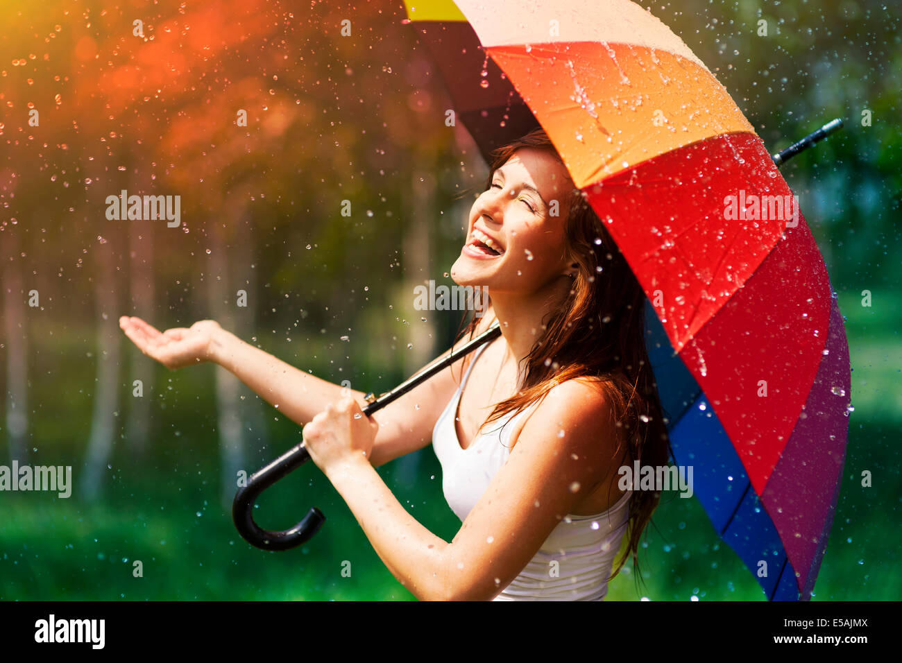 Laughing woman with umbrella contrôler pour la pluie, Debica, Pologne Banque D'Images