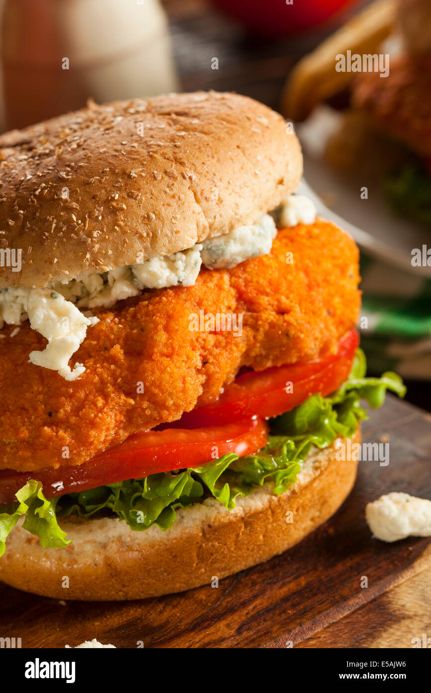 Sandwich au poulet Buffalo fait maison avec la sauce chaude et le fromage bleu Banque D'Images