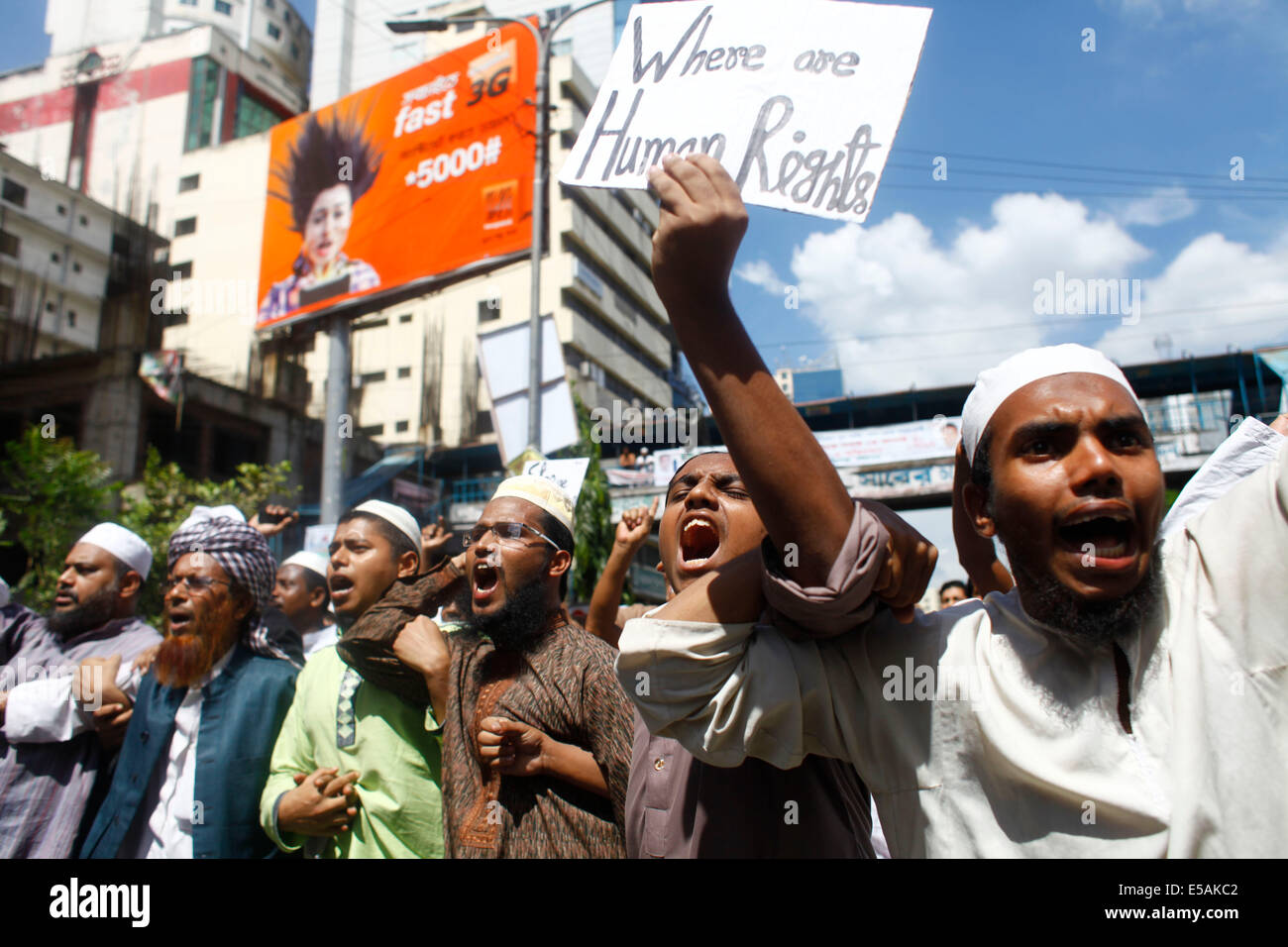 Dhaka, Bangladesh. Le 25 juillet, 2014. Après la prière musulmane Jumatul Wida bangladais militants crier des slogans qu'ils assistent à un meeting de protestation contre les attaques israéliennes sur Gaza, à Dhaka zakir Hossain Chowdhury Crédit : zakir/Alamy Live News Banque D'Images