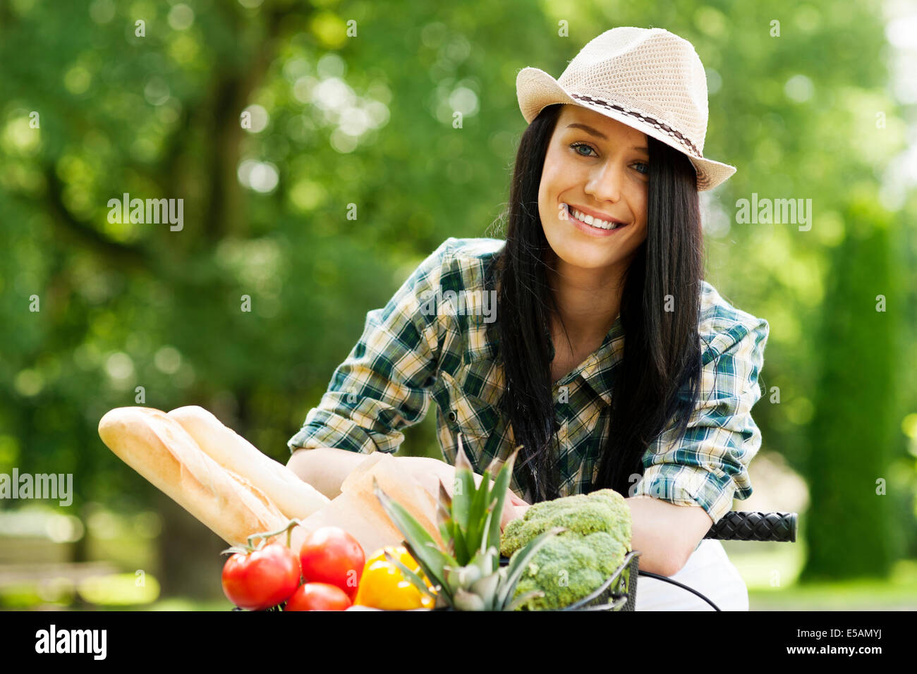 Belle jeune femme à vélo, Debica, Pologne Banque D'Images