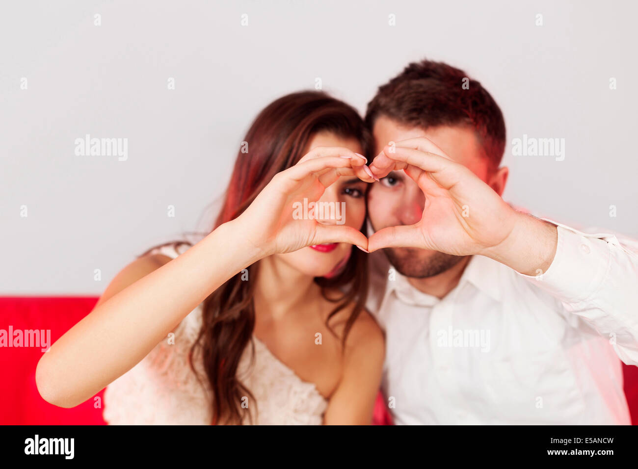 Couple un cœur avec leurs mains Debica, Pologne Banque D'Images