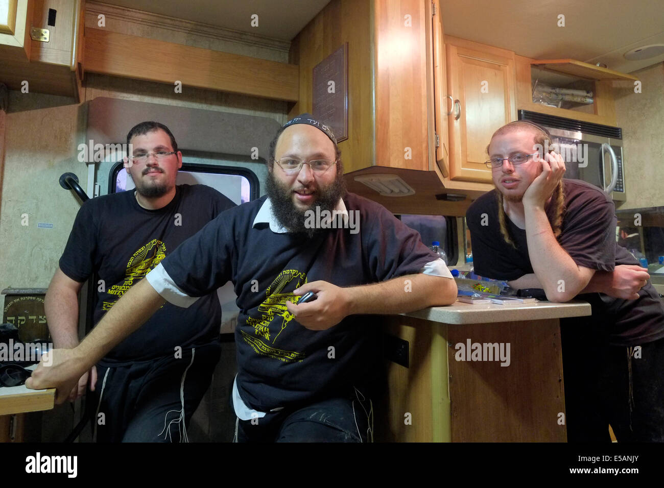 Les membres du mouvement religieux Chabad à l'intérieur d'un véhicule 'Mitzva Tank' utilisé par les praticiens juifs orthodoxes de Chabad-Lubavitch Hashidisme comme 'centre éducatif et de proximité' portable et 'mini-synagogue' en Israël Banque D'Images