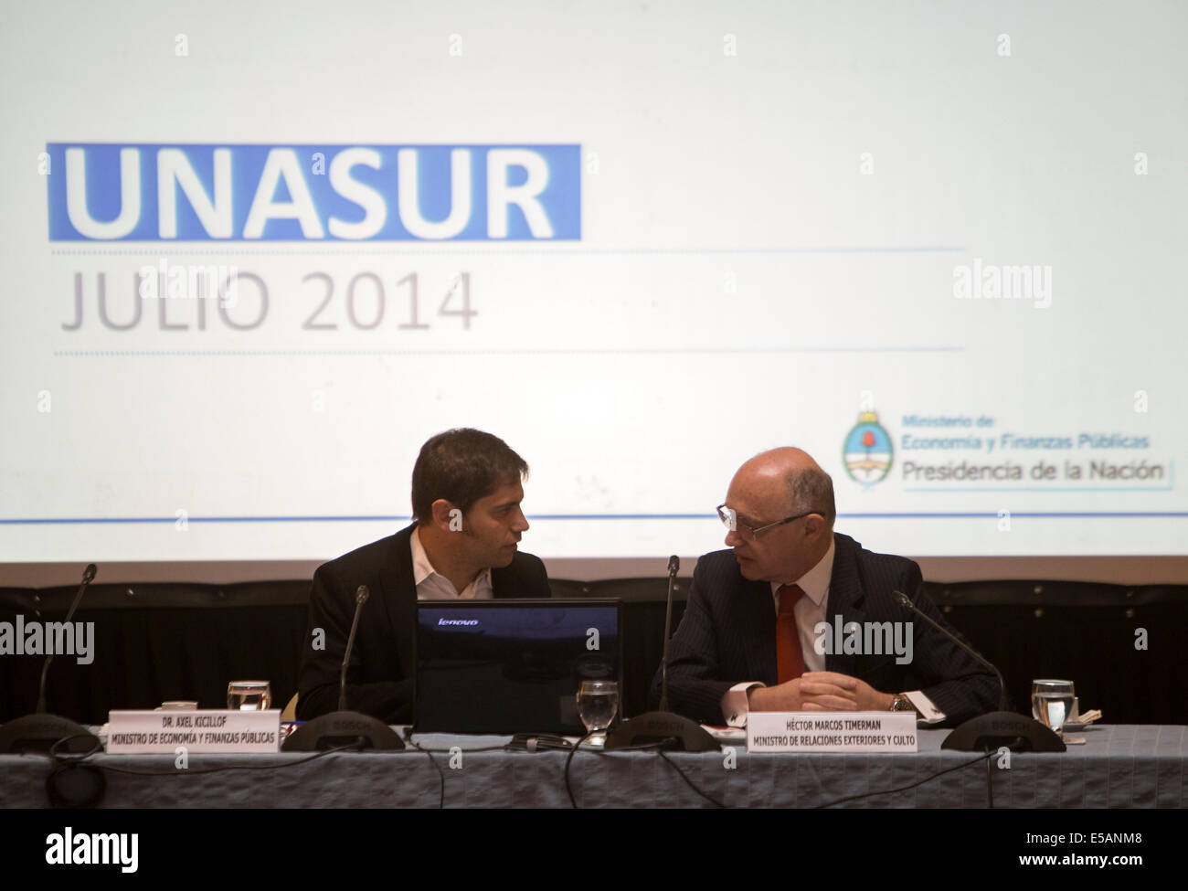 Buenos Aires, Argentine. Le 25 juillet, 2015. Le Ministre argentin de l'Economie Axel Kicillof (L) des entretiens avec le Ministre argentin des affaires étrangères Hector Timerman au cours de l'Amérique du Sud, l'économie et des finances réunion du Conseil de l'Union des nations sud-américaines (UNASUR, pour son sigle en espagnol), au Palais de San Martin, à Buenos Aires, capitale de l'Argentine, le 25 juillet 2015. © Martin Zabala/Xinhua/Alamy Live News Banque D'Images