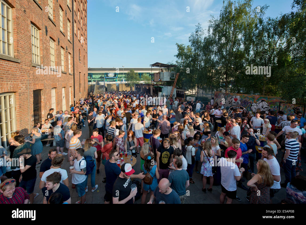 Fêtards s'apprécier l'atmosphère de la fête de quartier branché de week-end dans votre 'Grill' dans la zone quartier Nord de Manchester. Banque D'Images