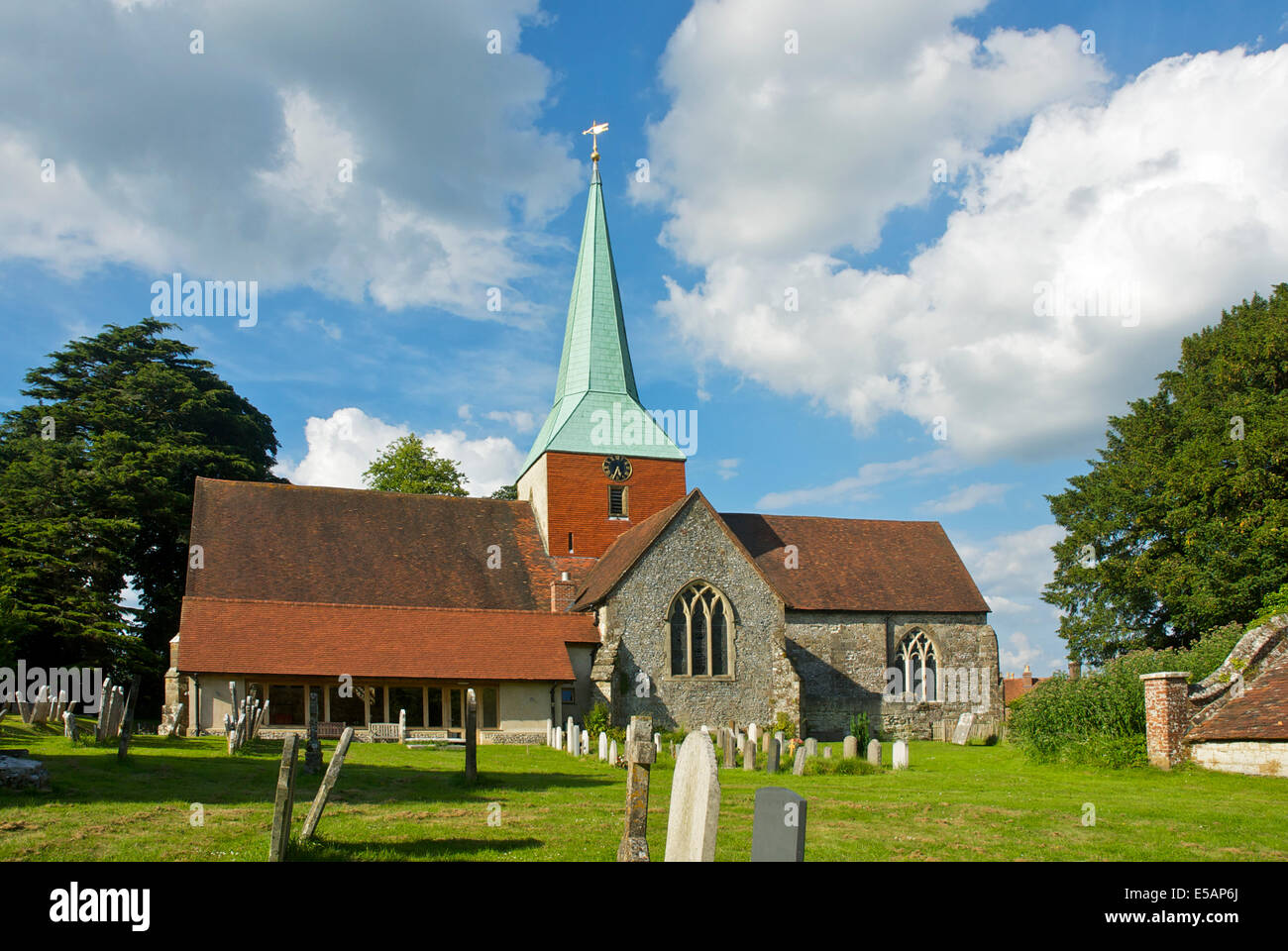 L'église de St Mary et St Gabriel, dans le village de South Harting, West Sussex, Angleterre, Royaume-Uni Banque D'Images