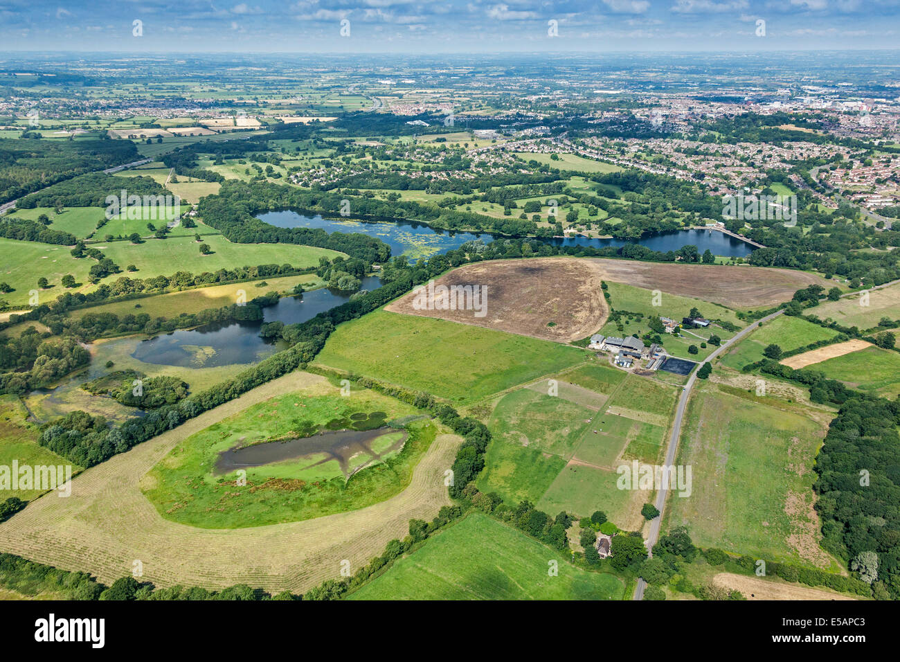Vue aérienne de Coate Water Country Park à vers Swindon Wiltshire, Royaume-Uni. JMH6222 Banque D'Images