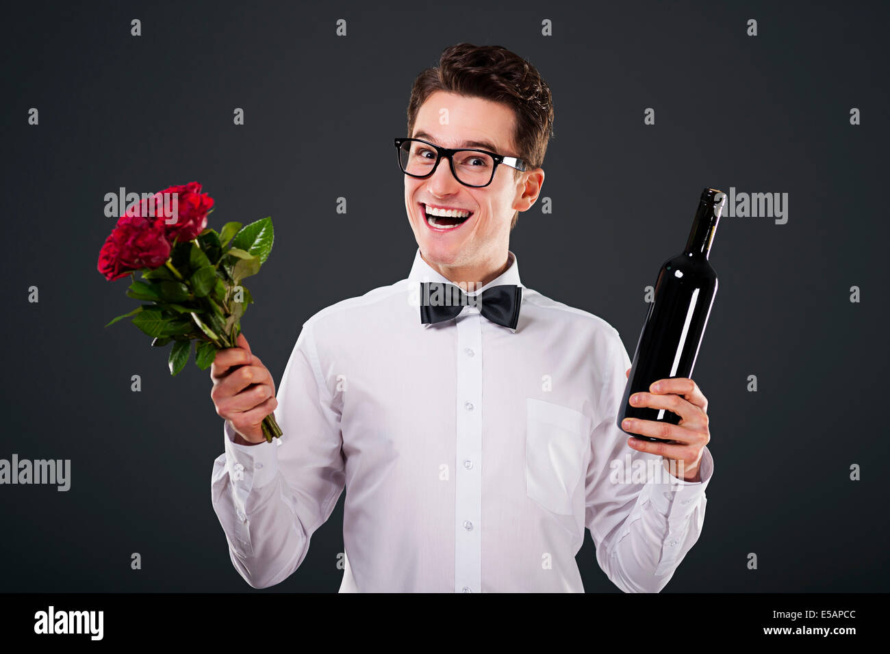 Homme heureux avec un bouquet de roses et de vin Debica, Pologne Banque D'Images