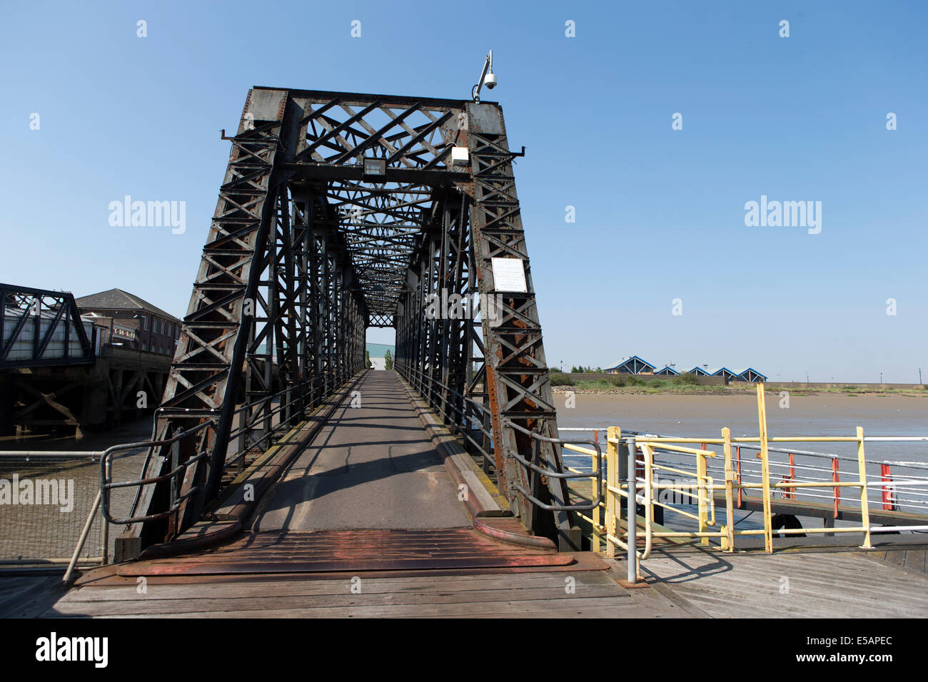 Tilbury Landing Stage Access Bridge. Une colonne multiples Truss Bridge, Essex, Angleterre, Royaume-Uni. Banque D'Images