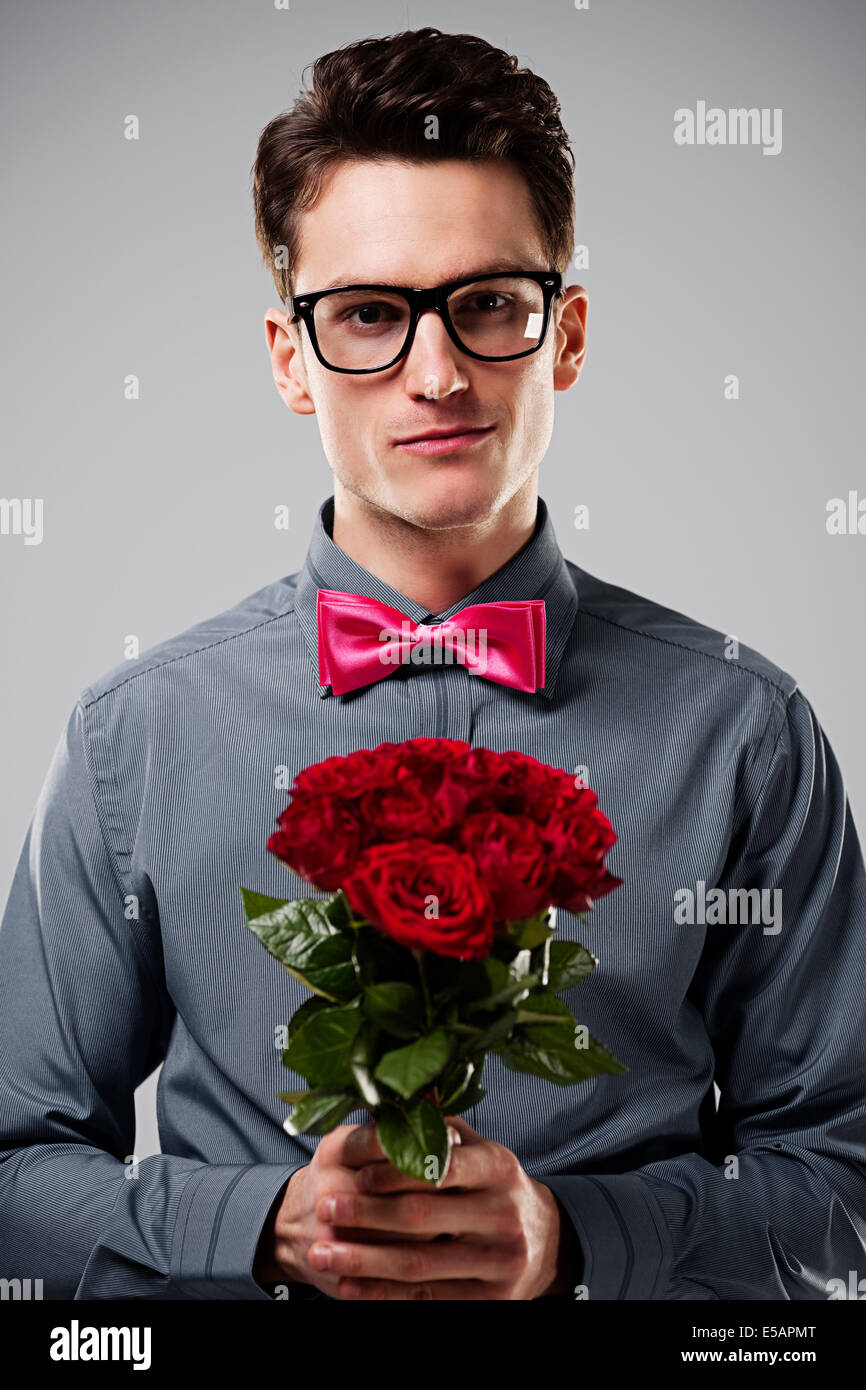 Smiling man holding roses rouges Debica, Pologne Banque D'Images
