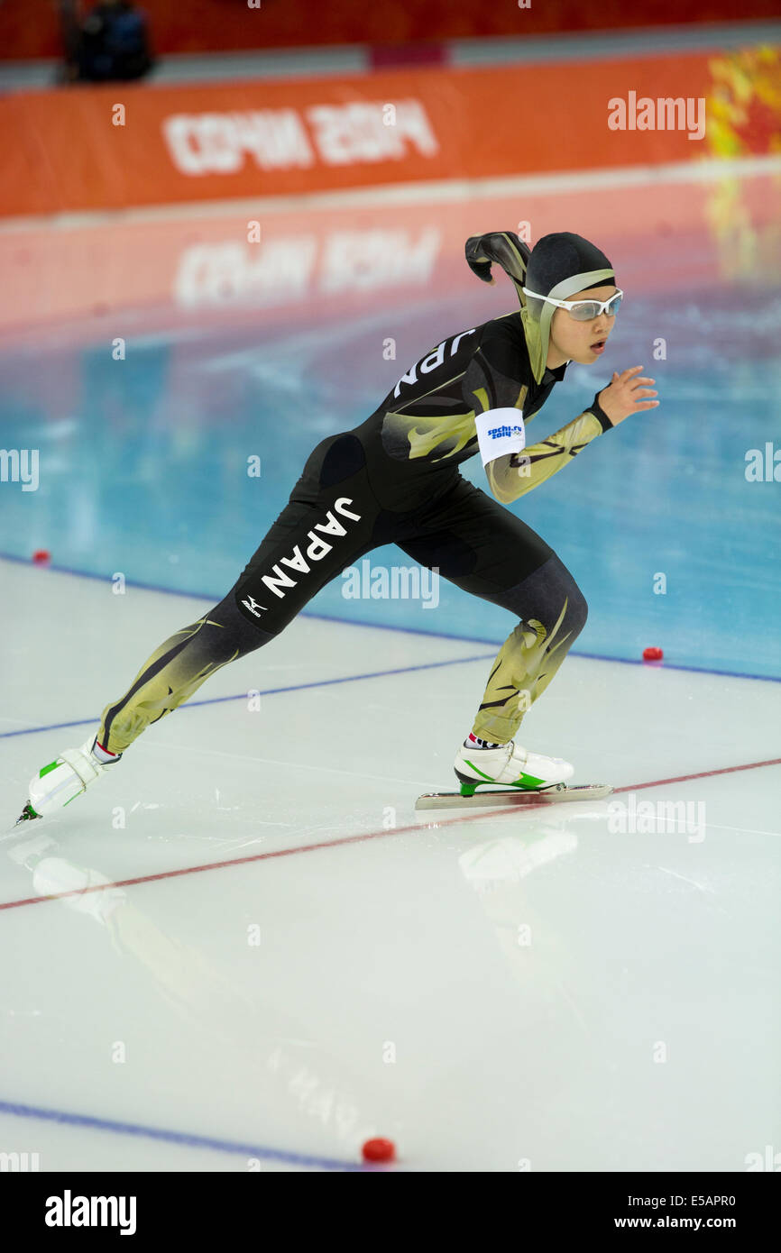 Nana Takagi (JPN) qui se font concurrence sur les 1500m en patinage de vitesse aux Jeux Olympiques d'hiver de Sotchi en 2014, Banque D'Images