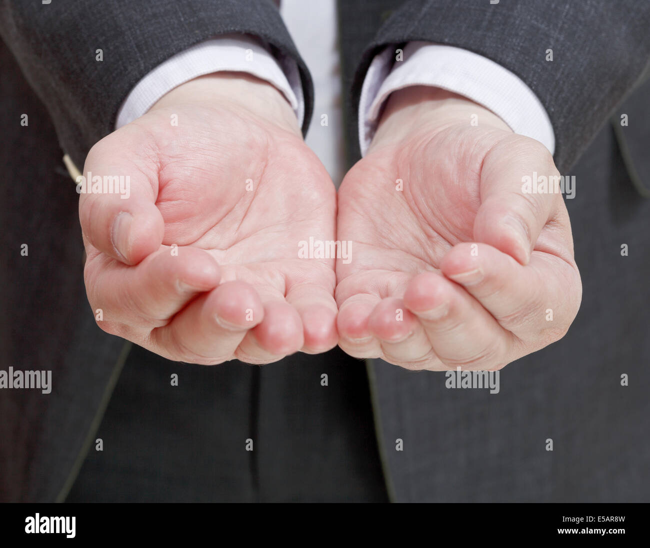 Vue avant du businessman poignée de deux palmiers - geste de la main close up Banque D'Images