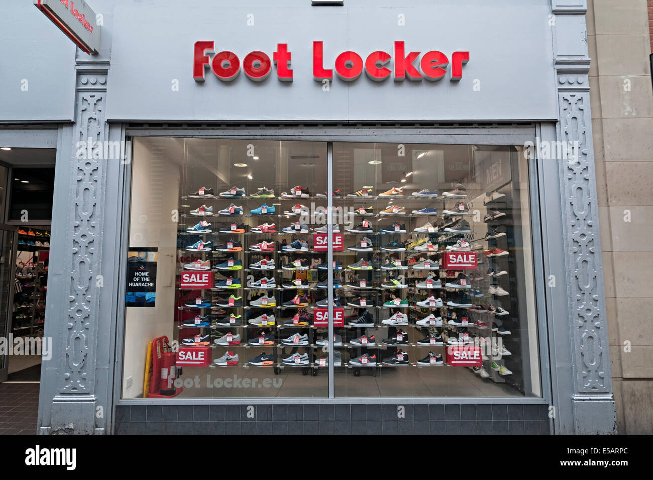 Magasin de chaussures Foot Locker Footlocker vente fenêtre signe et formateur afficher Nottingham Banque D'Images