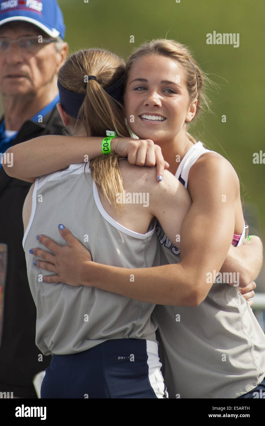 Des Moines, Iowa, USA. 23 mai, 2014. Vallée agréable dans l'infield hug coéquipiers après avoir établi un record national High School avec un temps de 3:57,59 dans la 4A Distance filles relais quatre nages, à la voie de l'état de l'Iowa Championships à Drake University, à Des Moines, IA., vendredi, 23, 2014. © Louis Brems/Quad-City Times/ZUMA/Alamy Fil Live News Banque D'Images