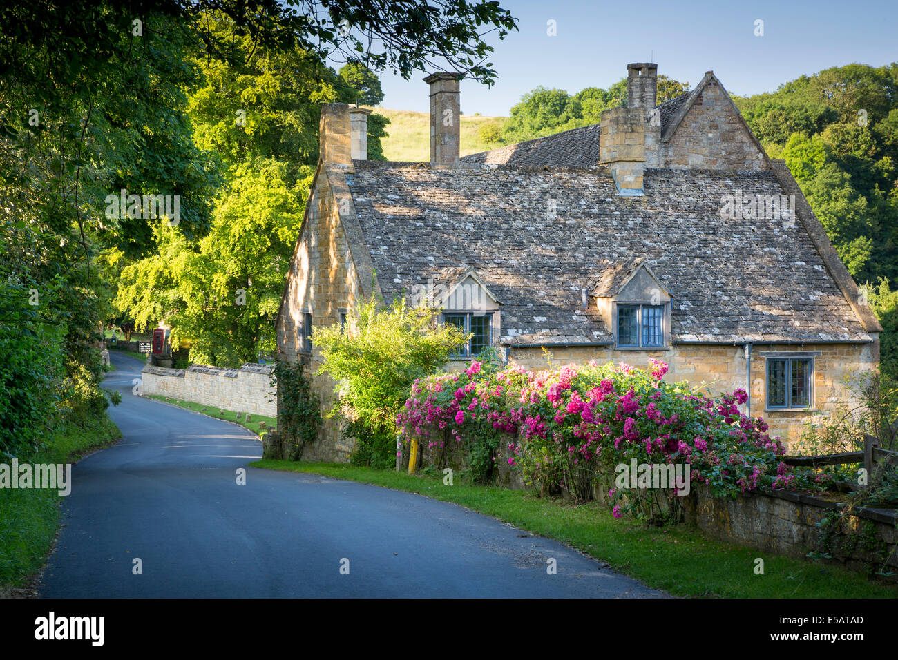 Cottage Chambre derrière mur de roses, Snowshill, Gloucestershire, Angleterre Banque D'Images Cottage Chambre derrière mur de roses, Snowshill, Gloucestershire, Angleterre Banque D'Images