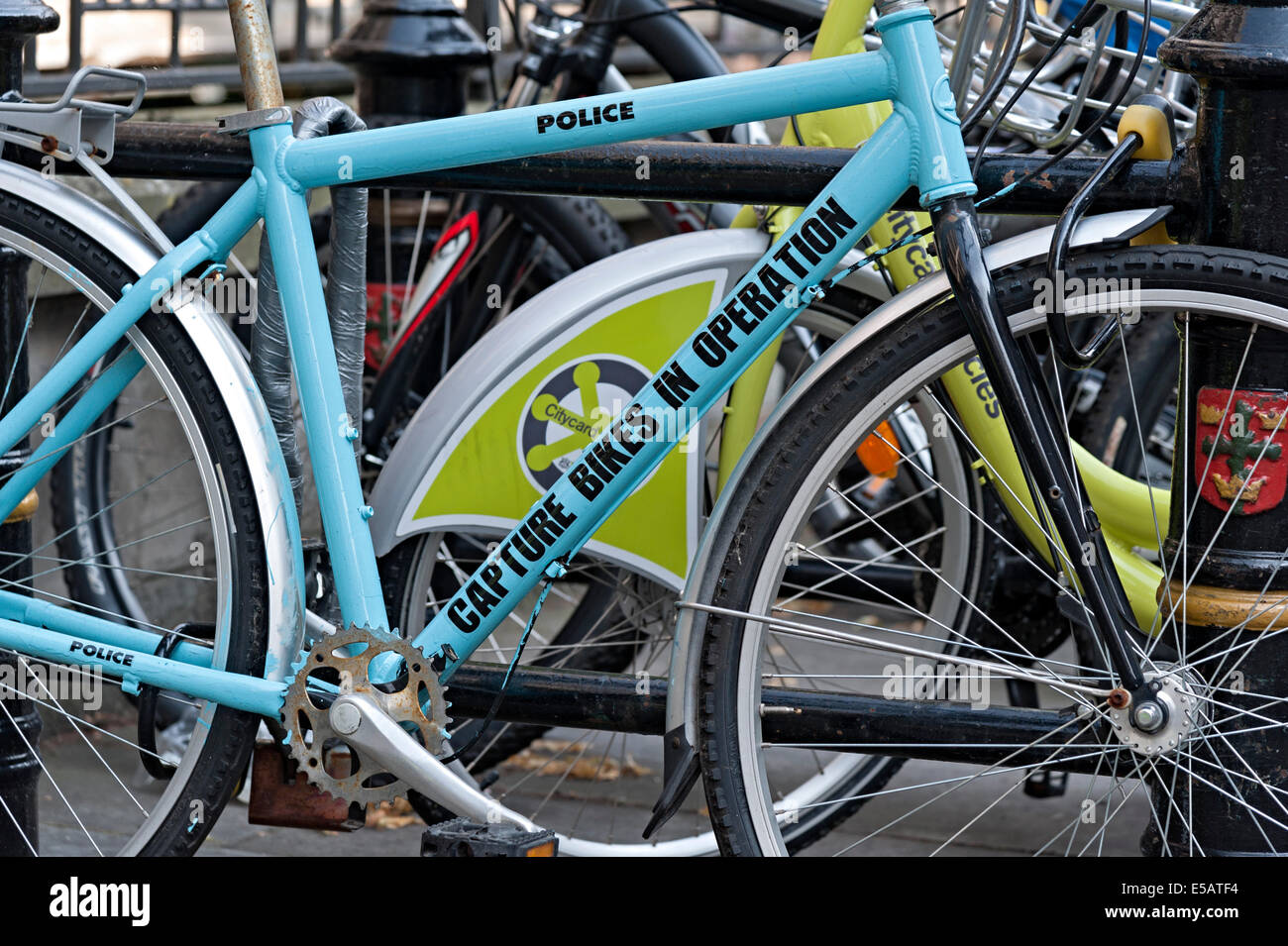 Avertissement de la police vélo factice à un cadenas de vélo jusqu'à Nottingham pour attraper les voleurs de vélo Banque D'Images