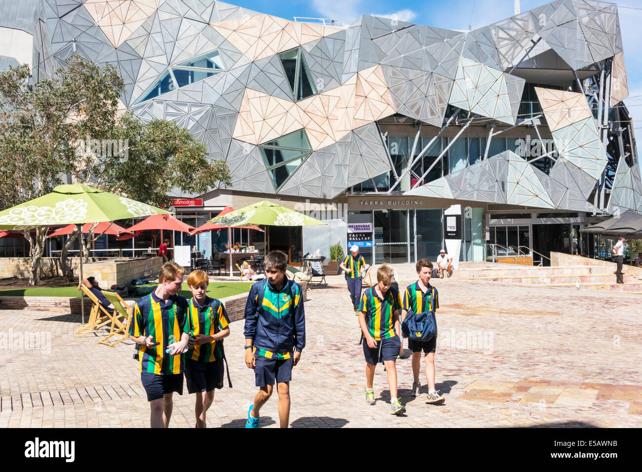 Melbourne Australie,Federation Square,Yarra bâtiment,deconstructivist style,architecture étudiant étudiants garçons,mâle enfant enfants enfants enfants petits Banque D'Images