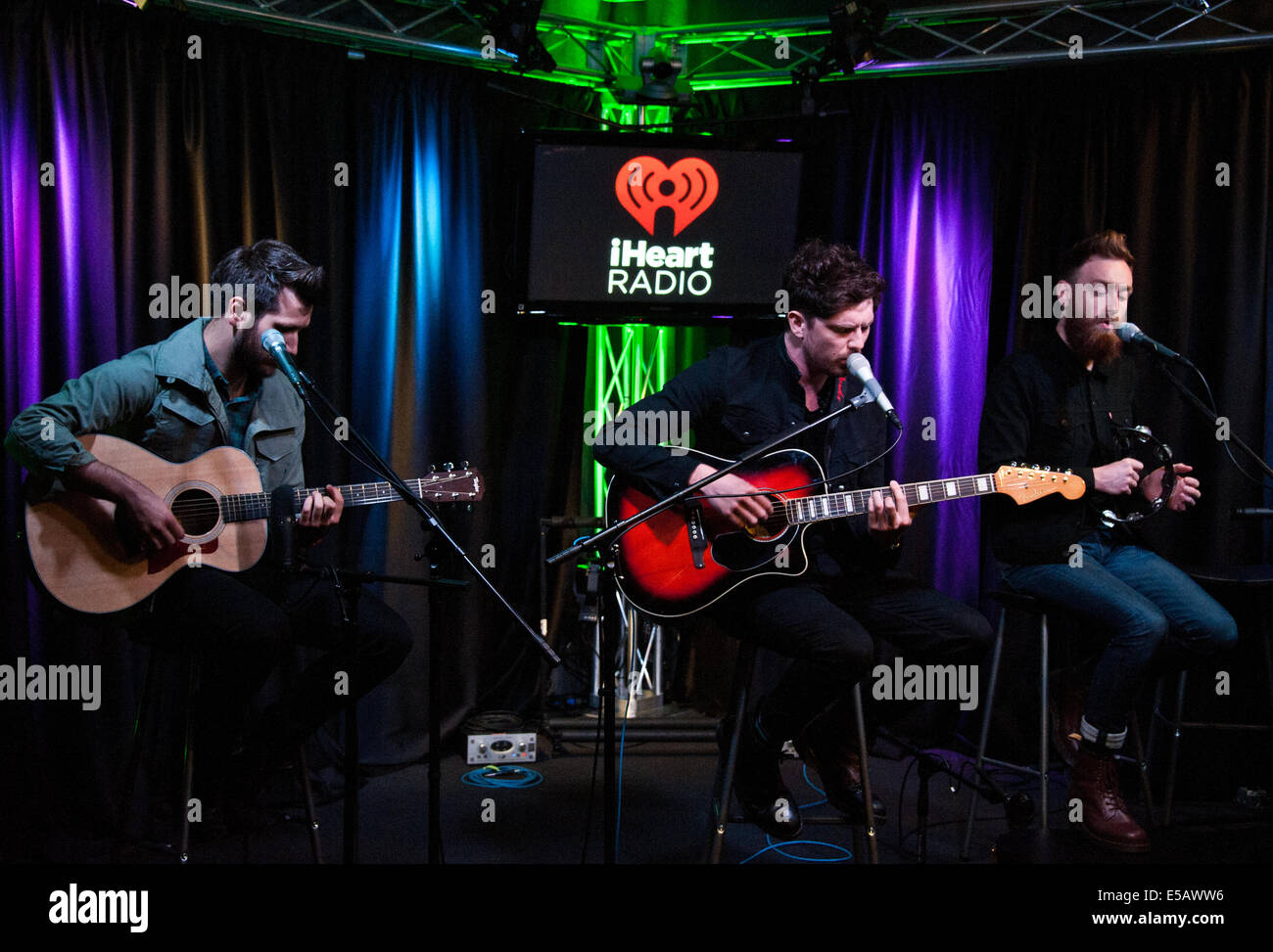 Bala Cynwyd, Pennsylvania, USA. Le 25 juillet, 2014. (L à R) Barry McKenna, Sam et McTrusty McNae Ross groupe de rock alternatif écossais de Twin Atlantic effectuer à Radio 145,5 millions aujourd''s Performance Theatre le 25 juillet 2014 à Bala Cynwyd, Pennsylvania, United States. Crédit : Paul Froggatt/Alamy Live News Banque D'Images