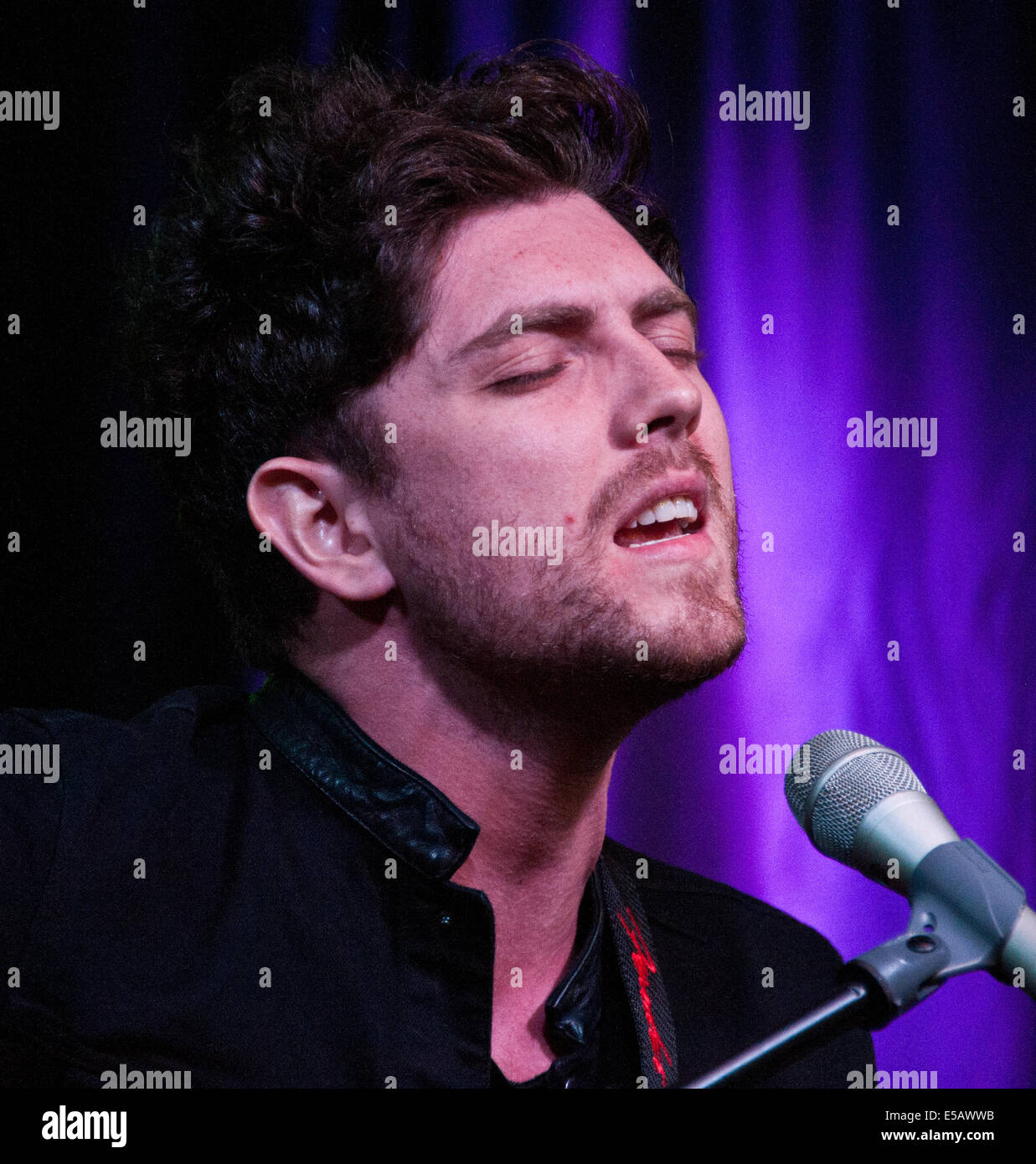 Bala Cynwyd, Pennsylvania, USA. Le 25 juillet, 2014. McTrusty Sam de groupe de rock alternatif écossais Twin Atlantic effectue à Radio 145,5 millions aujourd''s Performance Theatre le 25 juillet 2014 à Bala Cynwyd, Pennsylvania, United States. Crédit : Paul Froggatt/Alamy Live News Banque D'Images