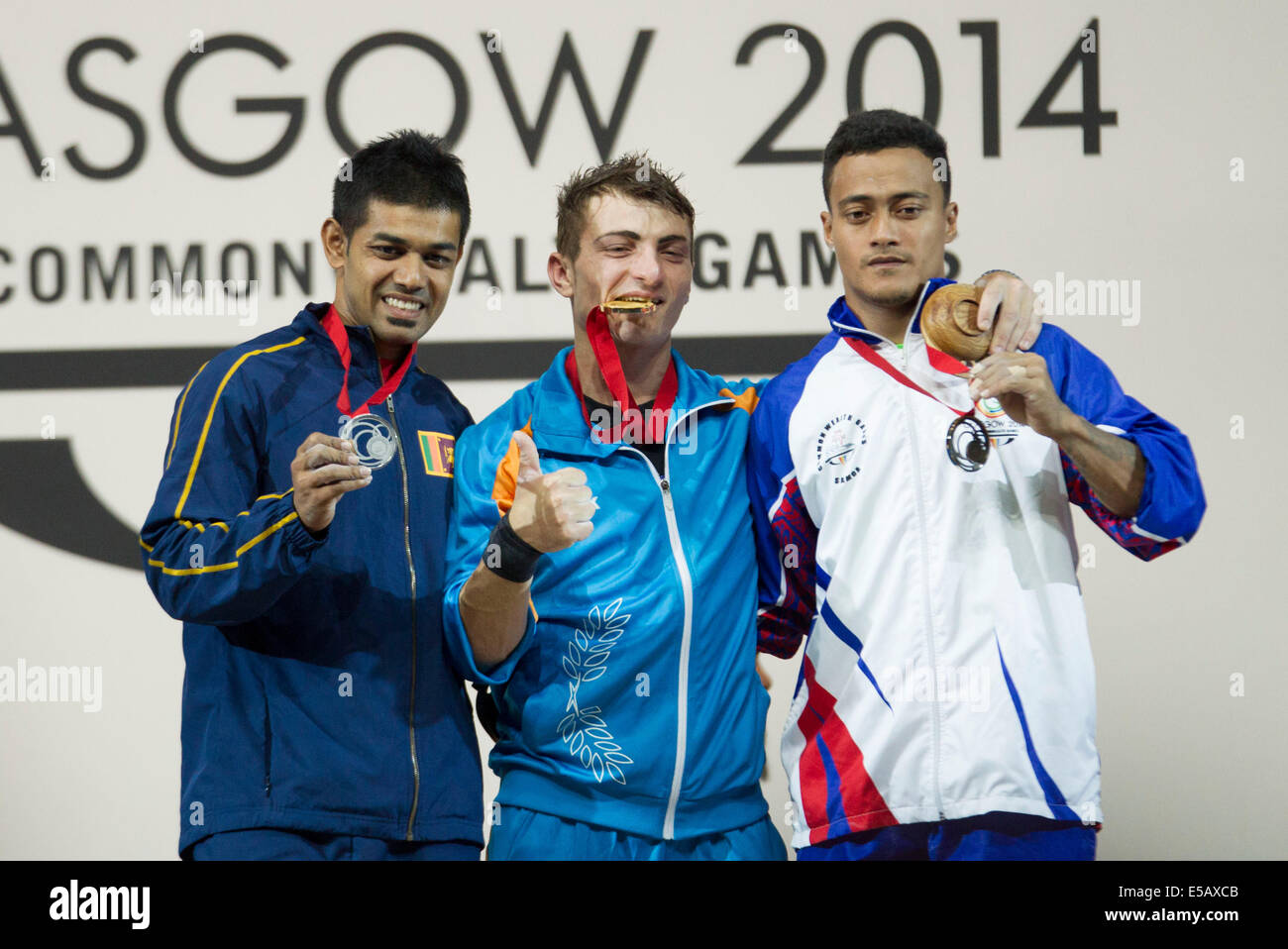 Glasgow, Ecosse. Le 25 juillet, 2014. Les Jeux du Commonwealth de Glasgow. Mens 62kg Weighlifting final. Minasidis Dimitris gagnant de CYP avec Periris Sudesh médaille d'argent et à sa gauche Broze Vaipava médaillée de Ioane SAM. Credit : Action Plus Sport/Alamy Live News Banque D'Images