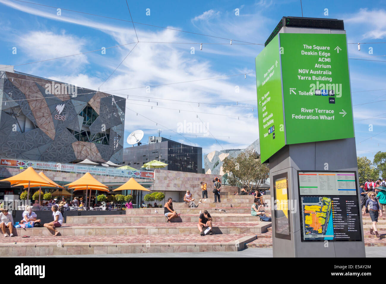 Melbourne Australie, Federation Square, SBS Television & radio Headquarters, Special Broadcasting Service, Deconstructivist style, architectural Kiosk, infor Banque D'Images