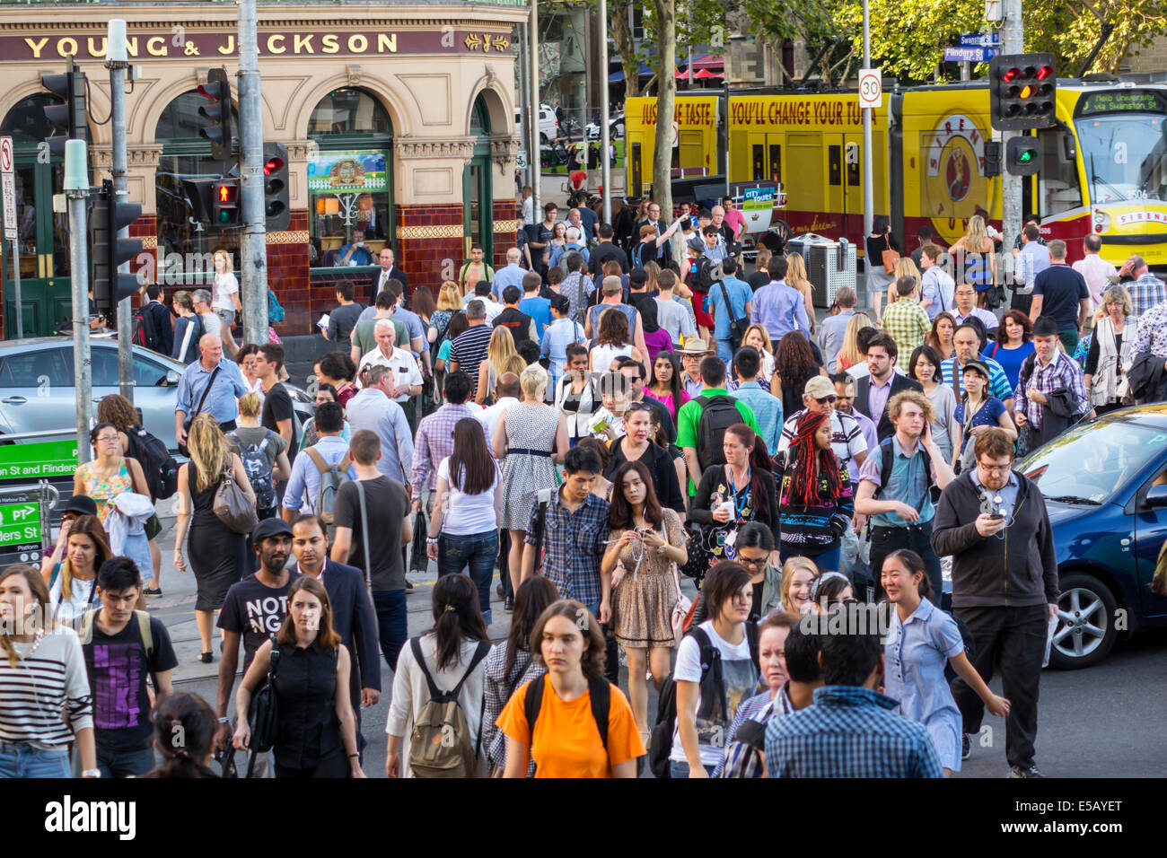Melbourne Australie, Victoria CBD Central Business, District, Flinders Street, traversée, circulation, adultes homme hommes, femme femme femme femme, Jeune & Banque D'Images