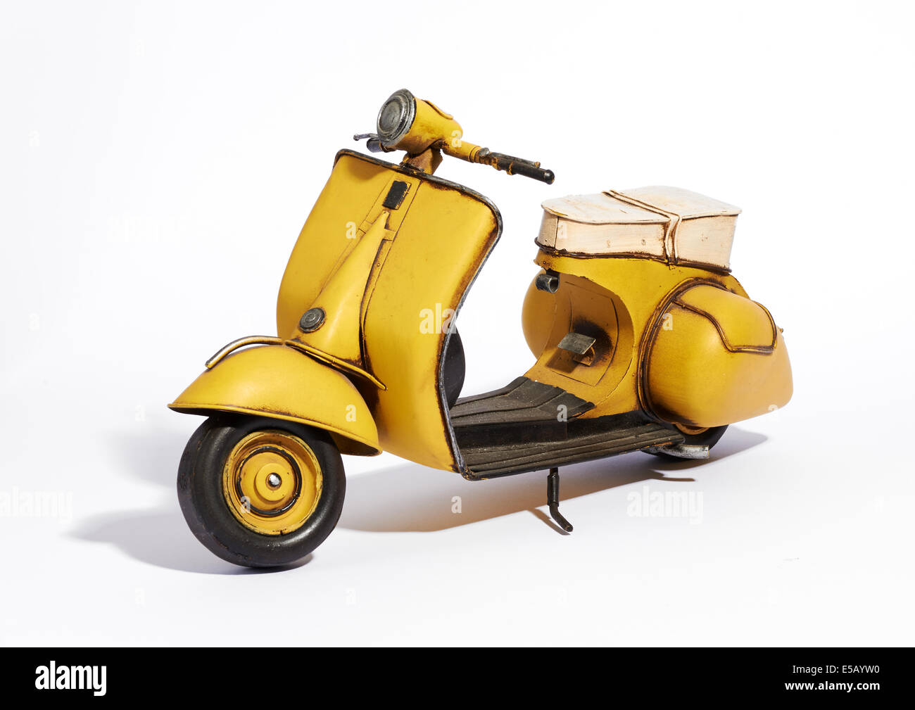 Vieux scooter jaune Banque D'Images