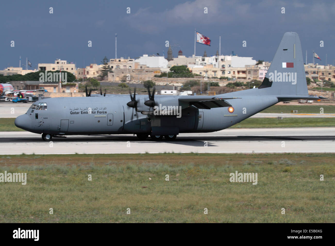 Lockheed Martin C-130J Hercules, avion militaire de l'Armée de l'Air du Qatar Emiri, sur la piste juste après l'atterrissage à Malte Banque D'Images