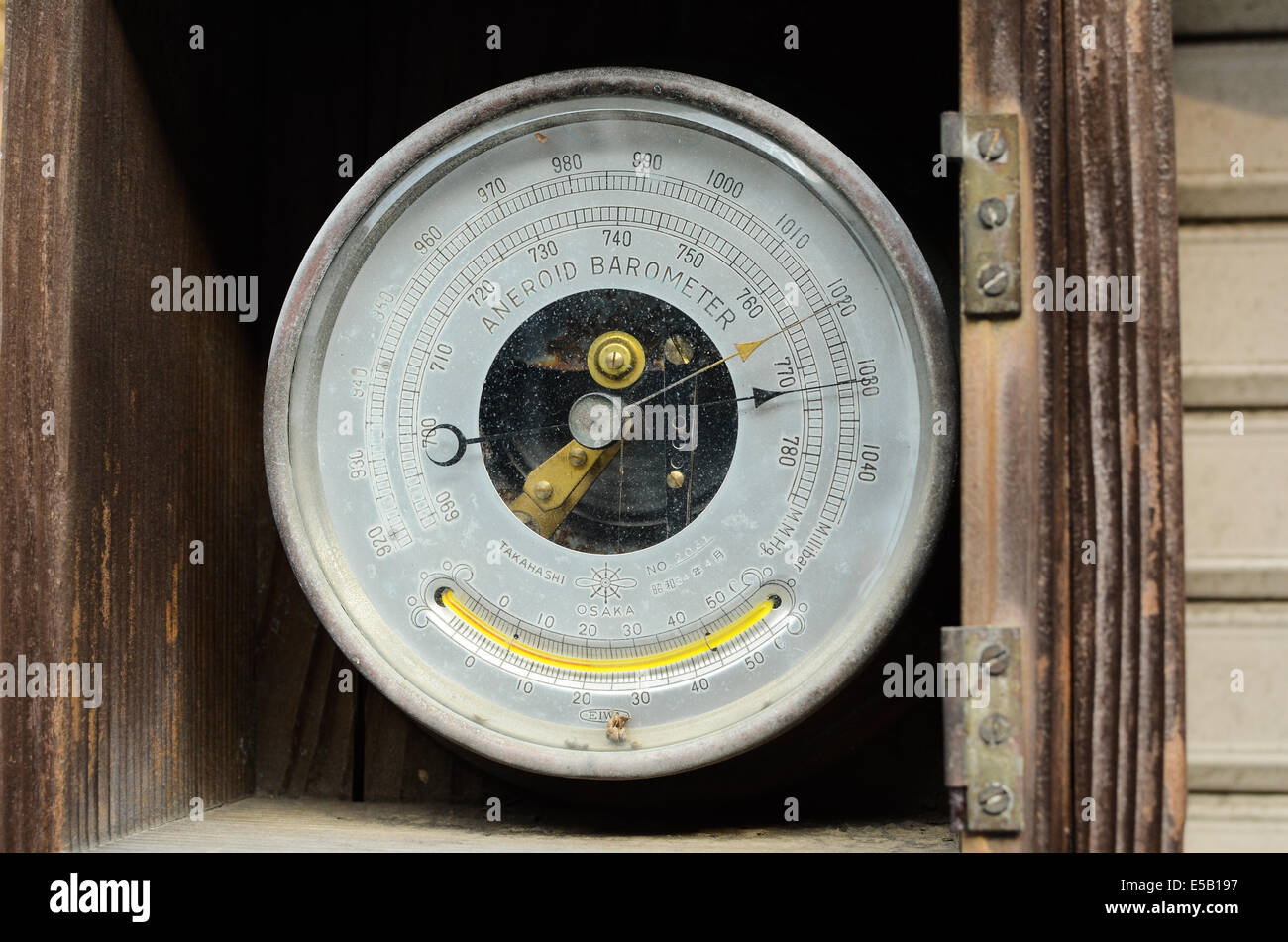 Un baromètre, utilisé en météorologie pour mesurer la pression atmosphérique. Banque D'Images