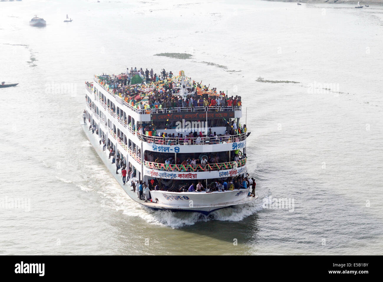 Dhaka, Bangladesh. Le 25 juillet, 2014. Les gens à bord du ferry en partance pour leur village pour le festival l'Eid al-Fitr à Dhaka, Bangladesh, le 25 juillet 2014. Les musulmans se préparent à célébrer la fête de l'Aïd al-Fitr qui marque la fin du Ramadan. © Shariful Islam/Xinhua/Alamy Live News Banque D'Images