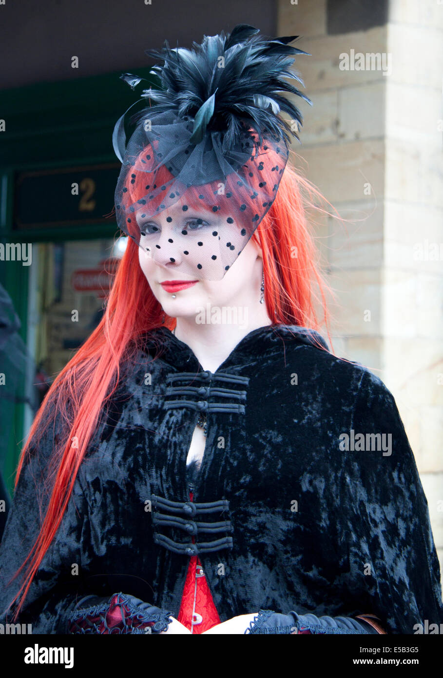 Dame en robe victorienne en attente à la gare de Whitby pour la commande 'Goth' Express. Banque D'Images