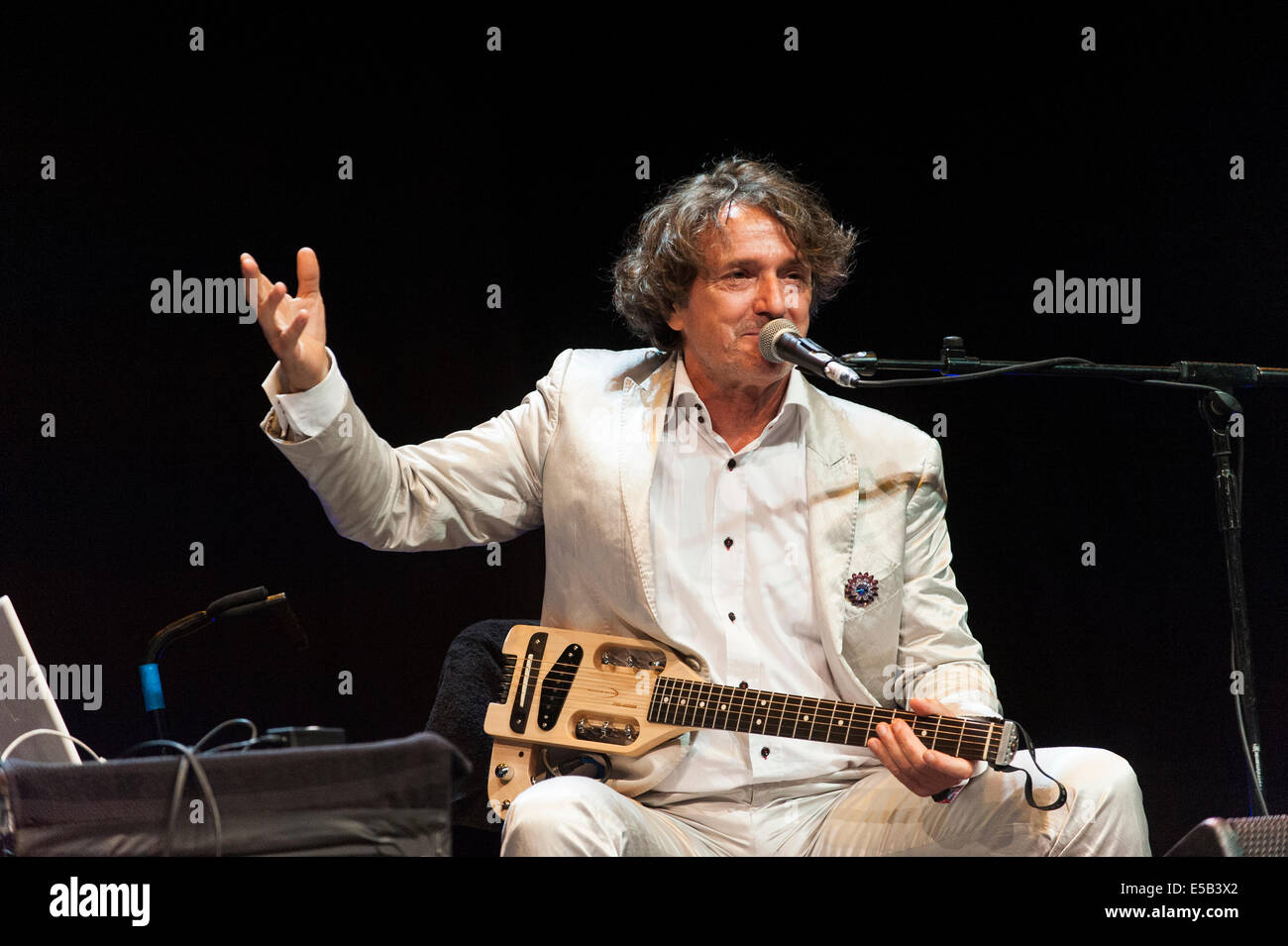 Charlton Park, Royaume-Uni. Le 25 juillet, 2014. Goran Bregović (costume blanc) et son Mariage & Funeral Orchestra , le Balkan brass band mavericks, perfoms le titre de la loi sur la scène en plein air au festival WOMAD à une foule attend avec impatience. Arrivant en retard, apparemment en raison du trafic, Goran et son groupe - qui jouent plus de 100 spectacles par année - ont été en mesure de changer en quelques minutes pour satisfaire la foule. Credit : Francesca Moore/Alamy Live News Banque D'Images