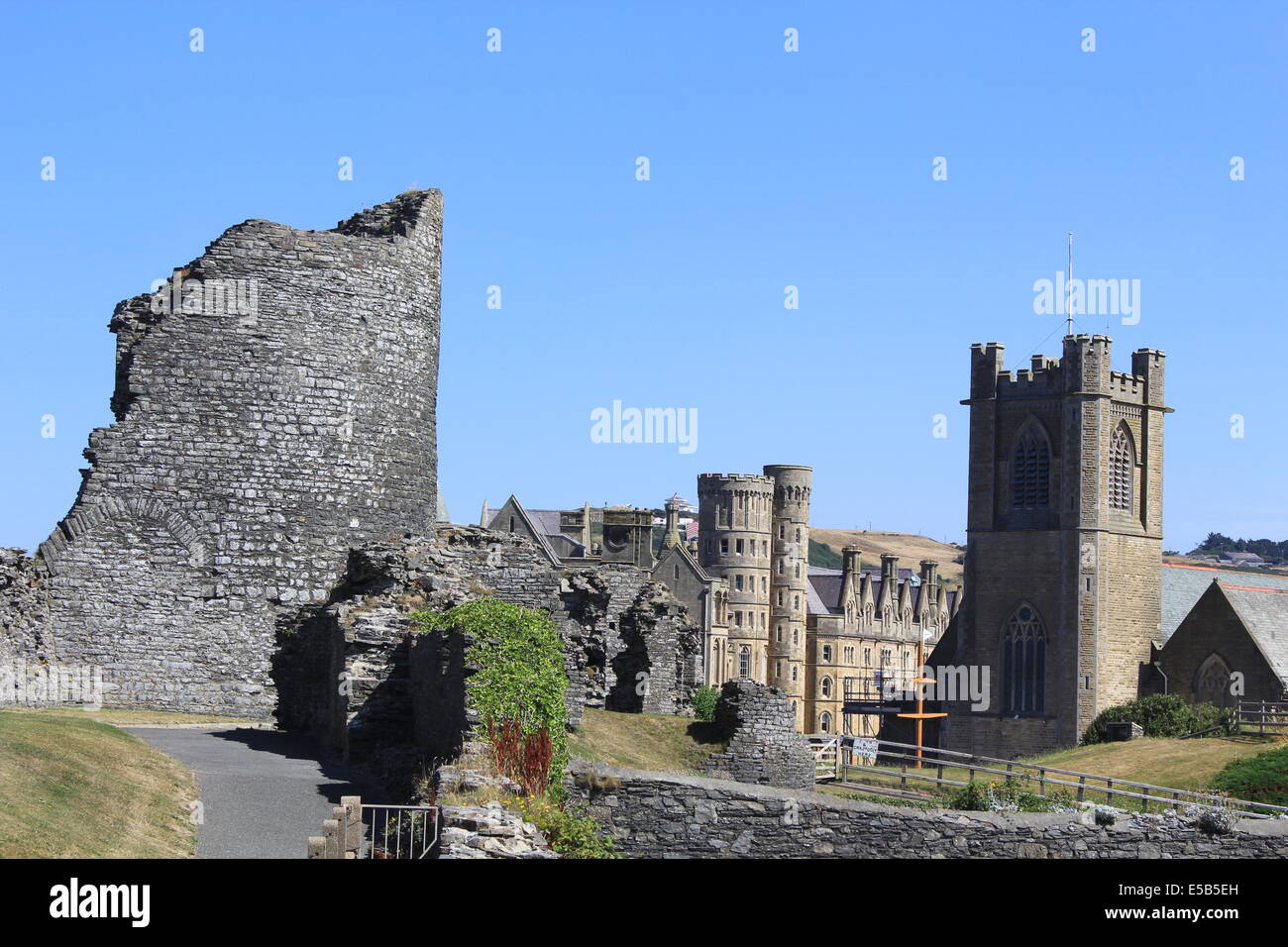 Château d'Aberystwyth dispose d''une tour à Saint Michaels church et l'ancien collège dans l'arrière-plan Banque D'Images