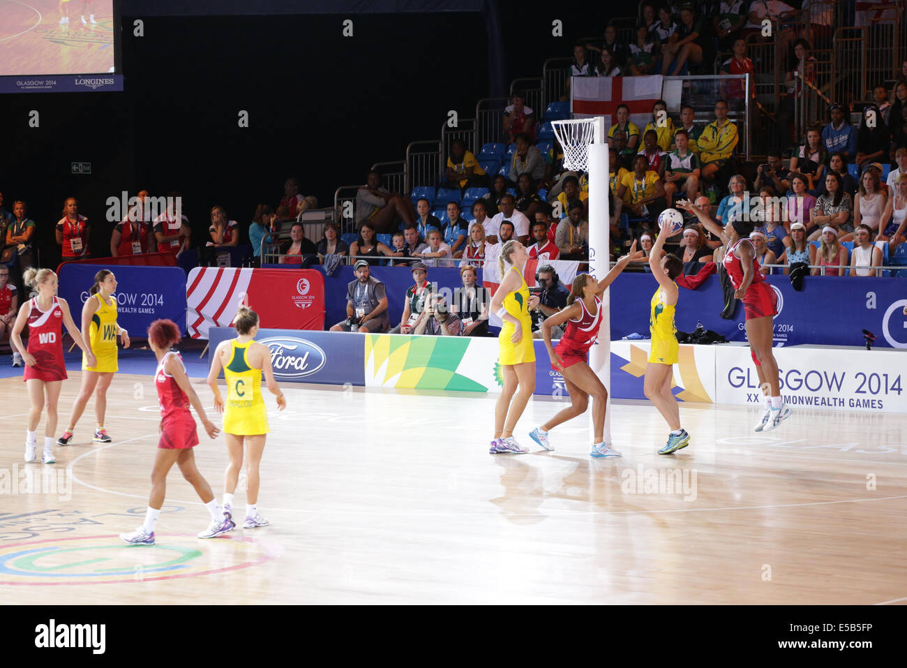 SECC, Glasgow, Écosse, Royaume-Uni, samedi, 26 juillet 2014. Australian GA Natalie Medhurst tire pour but dans le match tendu de Netball entre l'Australie et l'Angleterre préliminaire dans le Pool B que l'Australie a remporté 49-48 aux Jeux du Commonwealth de Glasgow 2014 Banque D'Images