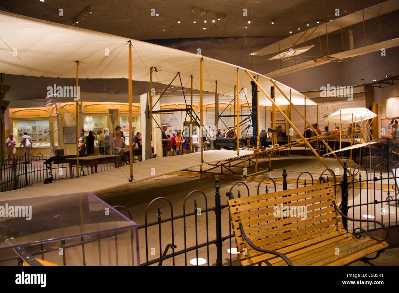1903 Wright Flyer, le premier appareil plus lourd que l'air, l'avion motorisé pour faire un effort de maîtrise de l'avion avec un pilote à bord. Banque D'Images