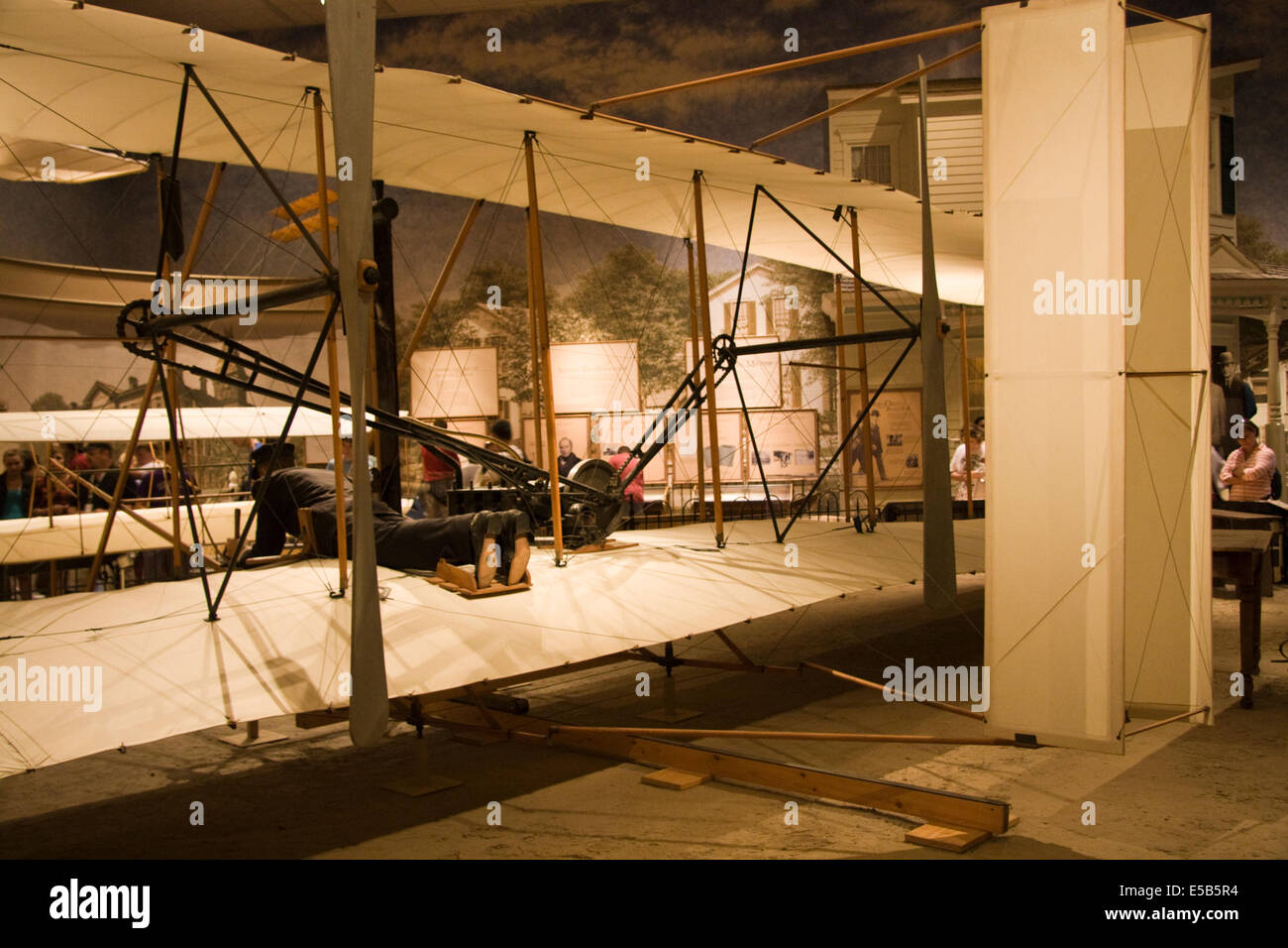 1903 Wright Flyer ; le premier appareil plus lourd que l'air ; d'aéronefs motorisés de faire un effort soutenu ; maîtrise de l'avion avec un pilote à bord. Banque D'Images