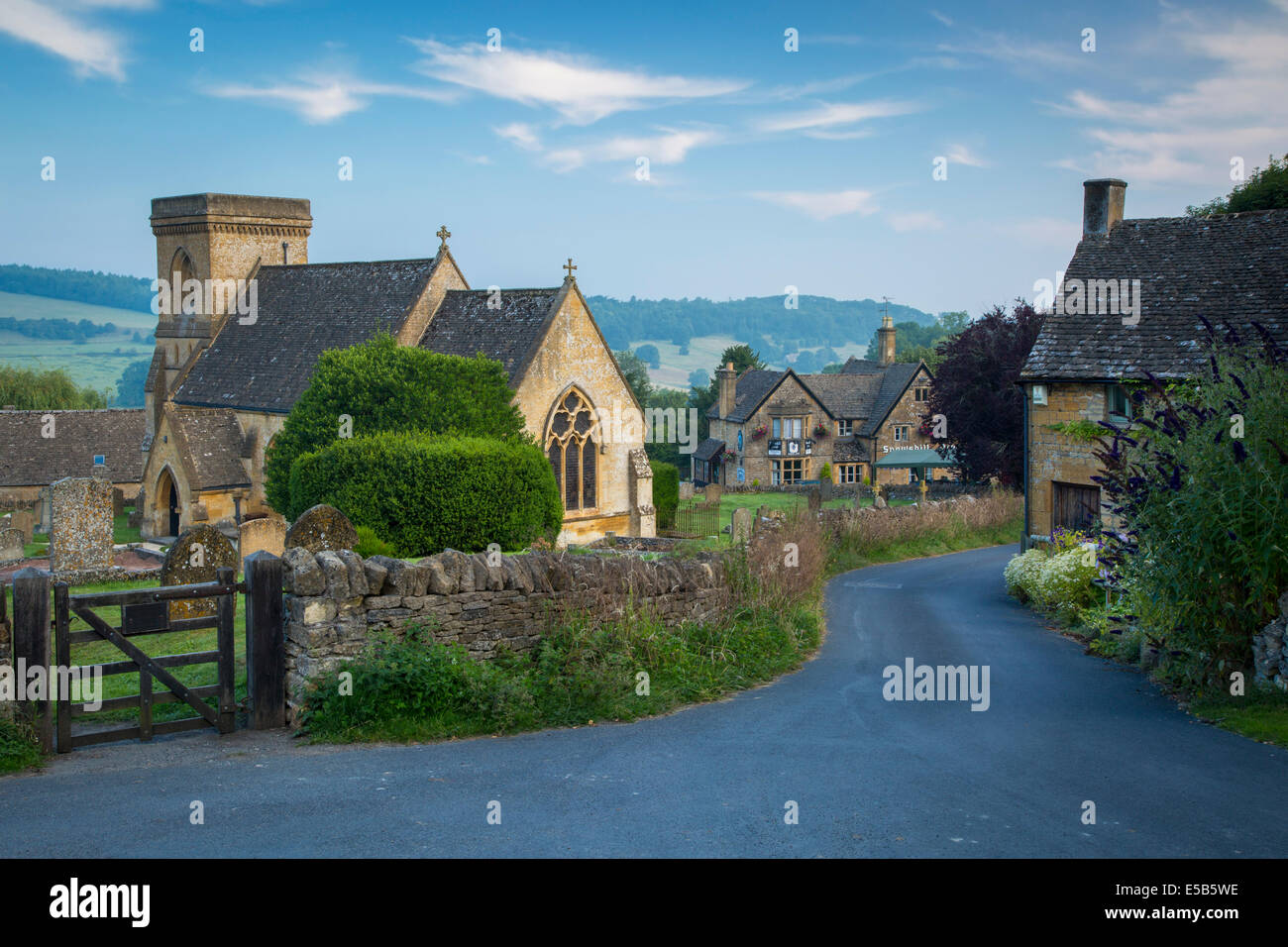 Tôt le matin sur le village des Cotswolds, Gloucestershire, Angleterre Snowshill Banque D'Images