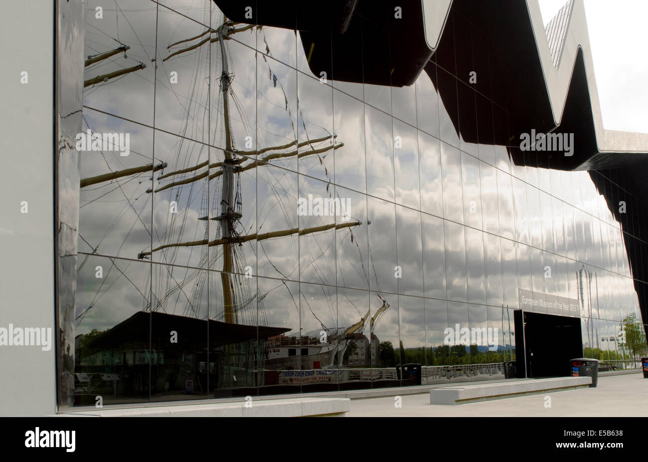 Vue sur le Riverside Museum de Glasgow avec un reflet de la Tall Ship Glenlee amarrés devant le Banque D'Images