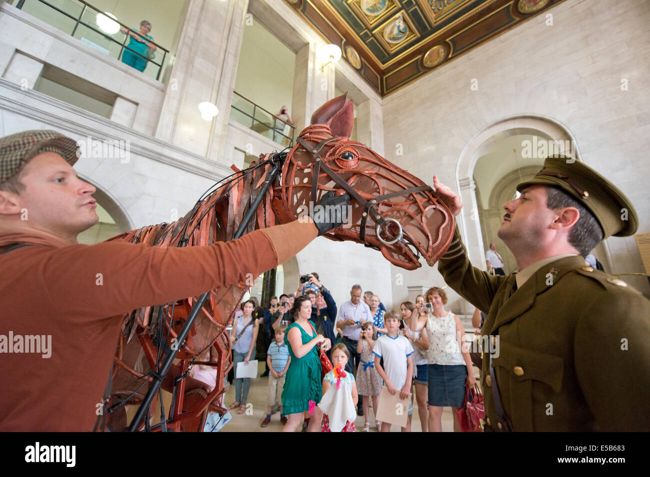 MANCHESTER, UK. 26 juillet, 2014. Joey, la marionnette de la jouer 'War Horse', manèges à Manchester Central Library. Les marionnettistes sont : Jack Paker (Joey), Stuart Angell (Joey Coeur) et Derek Arnold (Joey Hind). Le jeu, basé sur le roman de Michael Morpurgo, joue actuellement au théâtre Lowry à Salford Quays. Credit : Russell Hart/Alamy Live News. Banque D'Images