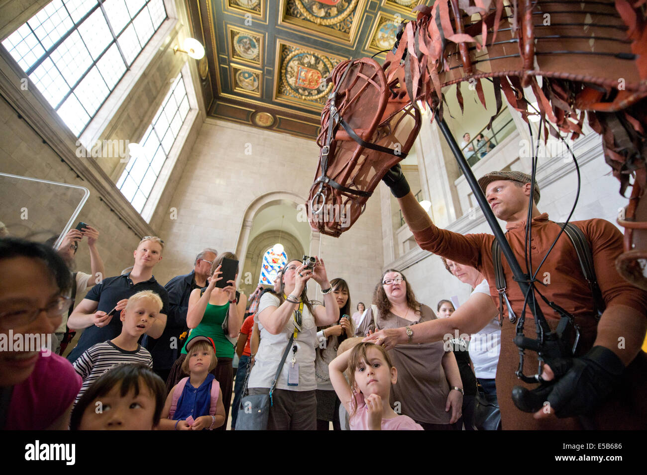MANCHESTER, UK. 26 juillet, 2014. Joey, la marionnette de la jouer 'War Horse', manèges à Manchester Central Library. Les marionnettistes sont : Jack Paker (Joey), Stuart Angell (Joey Coeur) et Derek Arnold (Joey Hind). Le jeu, basé sur le roman de Michael Morpurgo, joue actuellement au théâtre Lowry à Salford Quays. Credit : Russell Hart/Alamy Live News. Banque D'Images