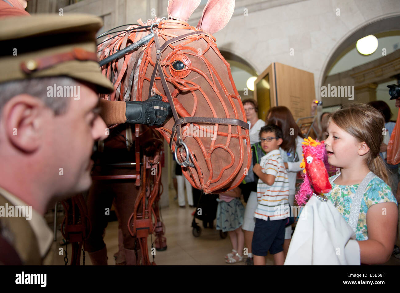 MANCHESTER, UK. 26 juillet, 2014. Joey, la marionnette de la jouer 'War Horse', manèges à Manchester Central Library. Les marionnettistes sont : Jack Paker (Joey), Stuart Angell (Joey Coeur) et Derek Arnold (Joey Hind). Le jeu, basé sur le roman de Michael Morpurgo, joue actuellement au théâtre Lowry à Salford Quays. Credit : Russell Hart/Alamy Live News. Banque D'Images