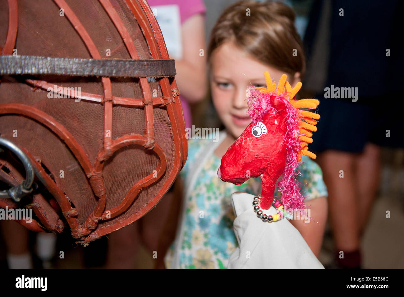 MANCHESTER, UK. 26 juillet, 2014. Joey, la marionnette de la jouer 'War Horse', manèges à Manchester Central Library. Les marionnettistes sont : Jack Paker (Joey), Stuart Angell (Joey Coeur) et Derek Arnold (Joey Hind). Le jeu, basé sur le roman de Michael Morpurgo, joue actuellement au théâtre Lowry à Salford Quays. Credit : Russell Hart/Alamy Live News. Banque D'Images
